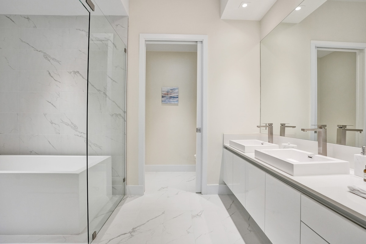 Full bathroom 1 view 1