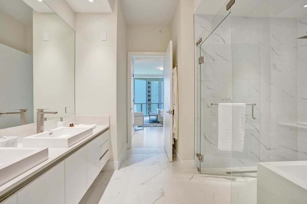 Full bathroom 1 view 2