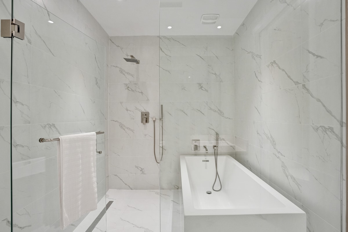 Full bathroom 1 view 3