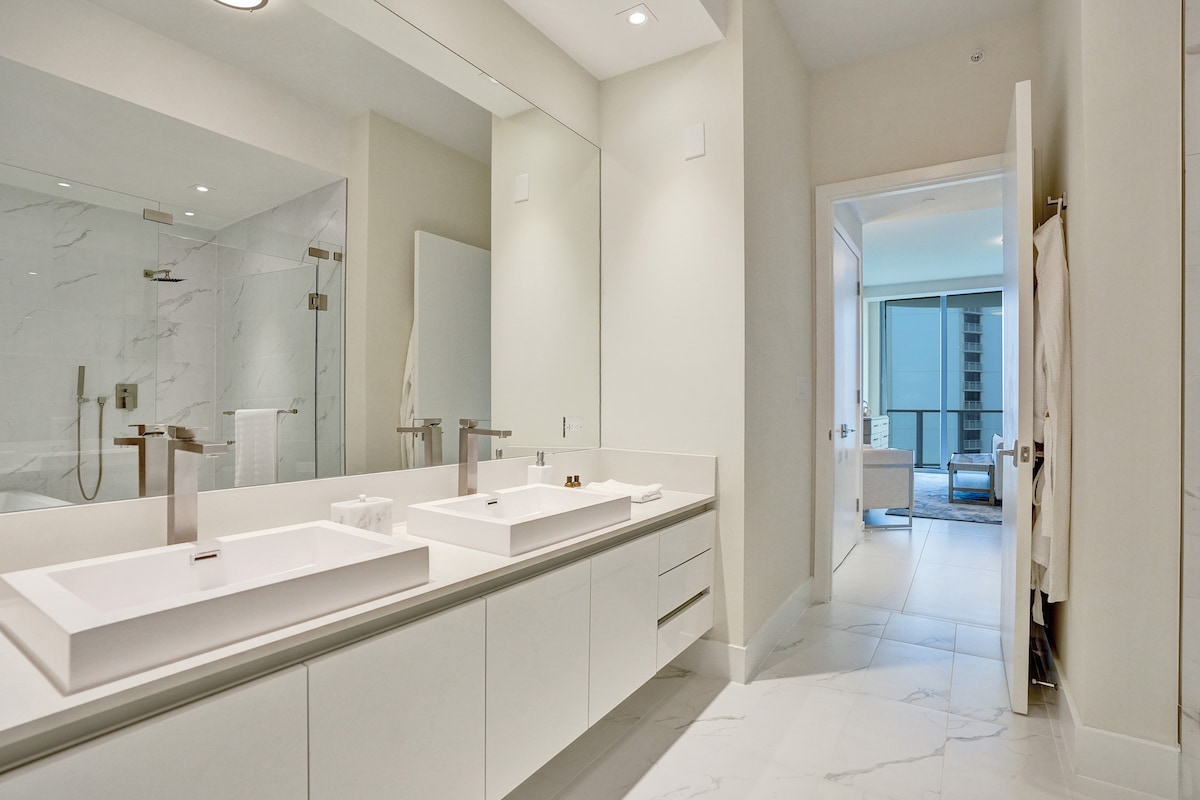 Full bathroom 1 view 4