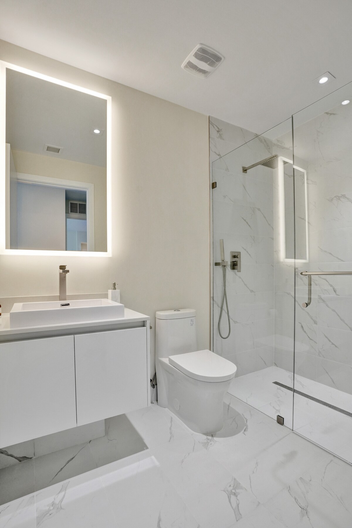 Full bathroom 2 view 1