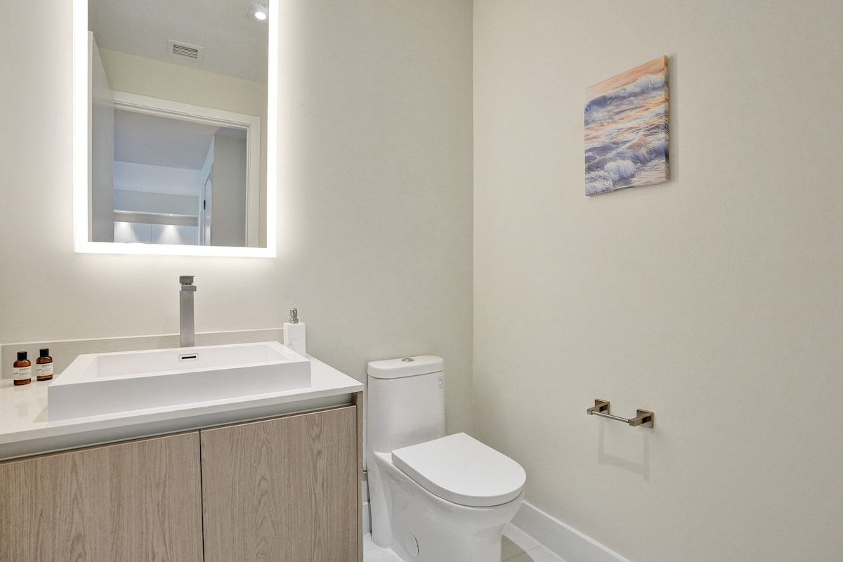 Half bathroom view 1